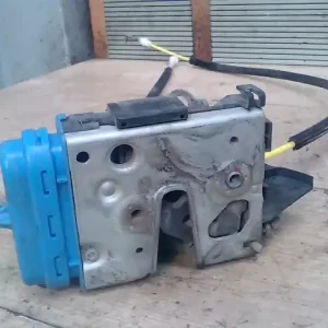 Alacsony ár AUDI A4 94-98 Jobb hátsó ajtó zárszerkezet mechanikus 4 ajtós bontott alkatrész