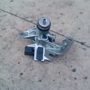 Olcsóbb AUDI A8 2003.01.01-2010.02.28 Csomagtérajtó dugózár 4 ajtós bontott alkatrész