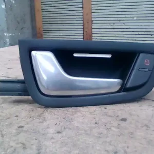 Vedd meg online AUDI A8 2003.01.01-2010.02.28 Bal hátsó belső kilincs 4 ajtós bontott alkatrész