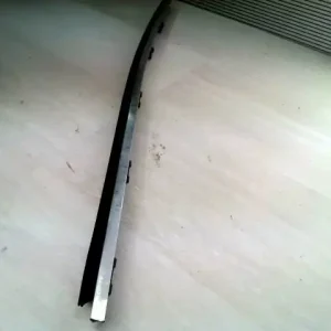 Ingyenes szállítás BMW E39 95-03 Bal hátsó vízlehúzó gumicsík belső bontott alkatrész