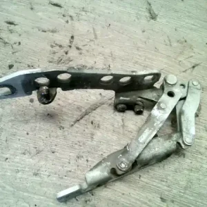 Kiárusítás BMW E39 95-03 Motorháztető jobb zsanér bontott alkatrész