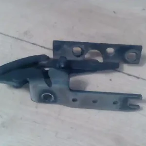 BMW E65 02.09.01-08.09.30 Motorháztető bal zsanér bontott alkatrész Korlátozott ajánlat