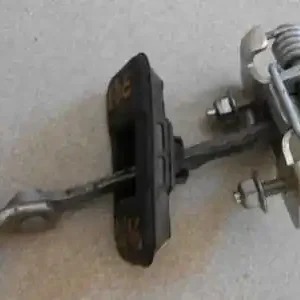 Vedd meg most DACIA DUSTER Jobb hátsó ajtóhatárolóbontott alkatrész