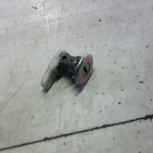 DACIA LOGAN 04.11-08.06 Bal első ajtó dugózár bontott alkatrész Azonnal elérhető