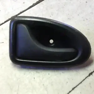 DACIA LOGAN 04.11-08.06 Bal első belső kilincs bontott alkatrész Azonnali szállítás