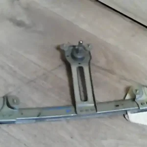 Vedd meg online DACIA LOGAN 04.11-08.06 Bal hátsó ablakemelő szerkezet mechanikus bontott alkatrész