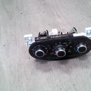 Bestseller DACIA Sandero Stepway 2012.09.27-2016.12.31 Középkonzol vezérlőpanel hűtés,fűtés,klíma,levegő bontott alkatrész