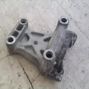 Árengedmény RENAULT LAGUNA 98- Motortartó bak bontott alkatrész