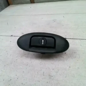 Vedd meg online RENAULT MEGANE 99-02 Csomagtérajtó kilincs dugózárral, kulcs nélkül,4 ajtós bontott alkatrész