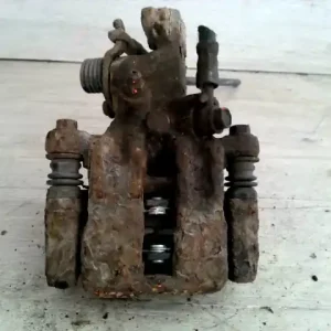 NISSAN PRIMERA P11 96.10-99.09 Bal hátsó féknyereg munkahengerrel 5 ajtós bontott alkatrész Kiárusítás