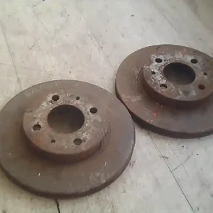 Újdonság NISSAN SUNNY N14 91.03-95.09 Első pár féktárcsa bontott alkatrész