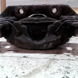 Újdonság OPEL ASTRA F 94-02 Jobb első féknyereg munkahengerrel bontott alkatrész