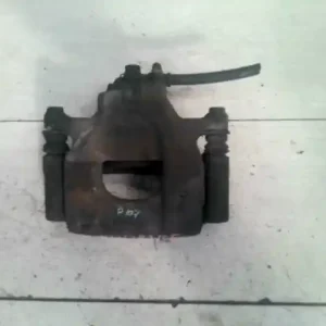 Szezonális akció PEUGEOT 107 2005.03.01-2012.03.31 Bal első féknyereg munkahengerrel 1.0i bontott alkatrész