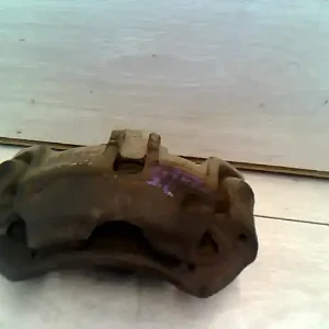 Akció PEUGEOT 306 97-02 Jobb első féknyereg munkahengerrel bontott alkatrész