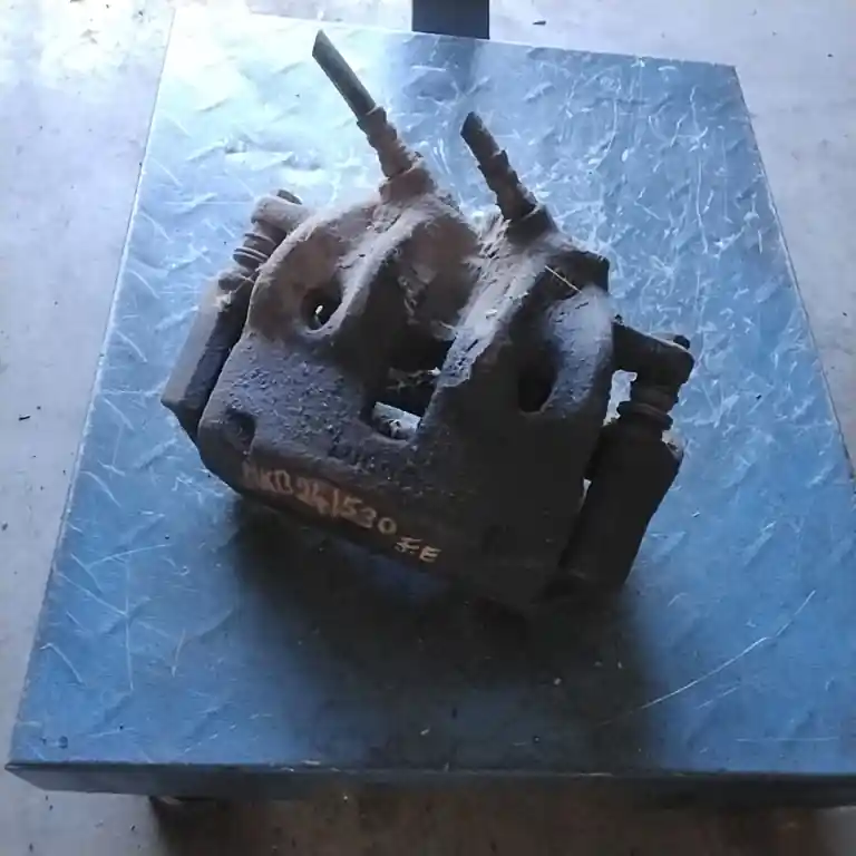 Vedd meg online PEUGEOT BOXER 94-02 Jobb első féknyereg munkahengerrel 2.5 d bontott alkatrész