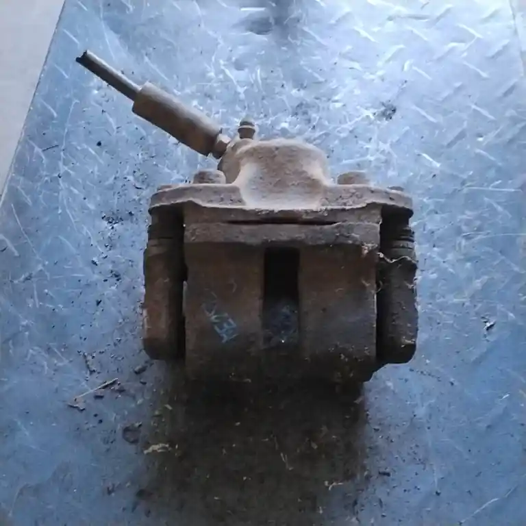 Végkiárusítás RENAULT THALIA 02.03-08.10 Jobb első féknyereg munkahengerrel 1.4 b bontott alkatrész