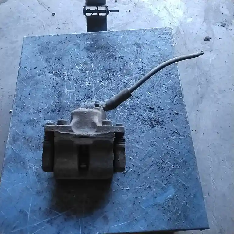 Utolsó esély RENAULT THALIA 99.05-02.02 Bal első féknyereg munkahengerrel 1.4 b bontott alkatrész