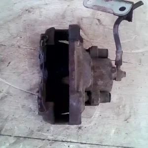 SAAB 9-5 01- Bal első féknyereg munkahengerrel bontott alkatrész Árcsökkenés