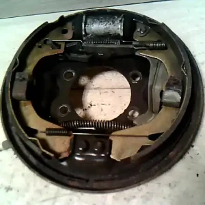 Végkiárusítás SUZUKI SWIFT 96-05 Bal hátsó fék alaplap4 ajtós, sedan bontott alkatrész