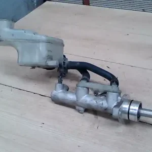 TOYOTA Avensis Verso 2001.08.01-2009.03.31 Főfékhenger tartállyal, kupak nélkül, 2.0d bontott alkatrész Legkelendőbb