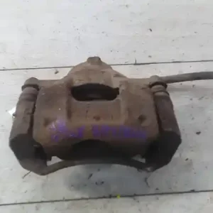 TOYOTA Aygo 2005.07.01-2008.12.31 Bal első féknyereg munkahengerrel bontott alkatrész Kihagyhatatlan ajánlat