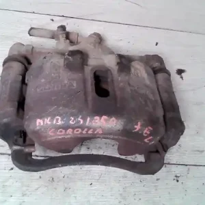 TOYOTA COROLLA AE/EE 92.05-97.04 Jobb első féknyereg munkahengerrel bontott alkatrész Rendeld meg most