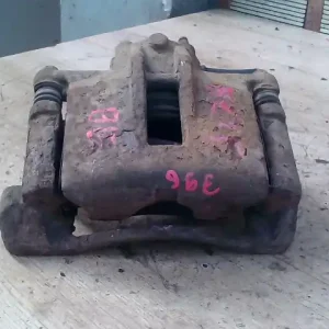 Vásárlói kedvenc TOYOTA COROLLA E120 04.06-07.01 Bal első féknyereg munkahengerrel 1.4i bontott alkatrész