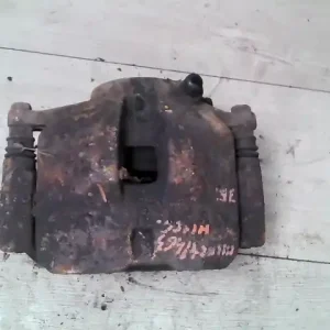 TOYOTA HIACE 95- Jobb első féknyereg munkahengerrel bontott alkatrész Ingyenes szállítás