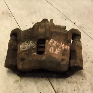 Vedd meg online TOYOTA YARIS Bal első féknyereg munkahengerrel 1.0i bontott alkatrész