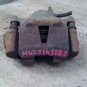 Vedd meg most TOYOTA YARIS 99.04-05.09 Bal első féknyereg munkahengerrel 1,0i bontott alkatrész