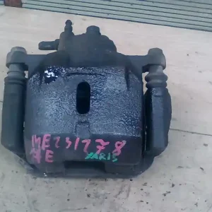 TOYOTA YARIS 99.04-05.09 Jobb első féknyereg munkahengerrel 1.3i bontott alkatrész Biztonságos vásárlás