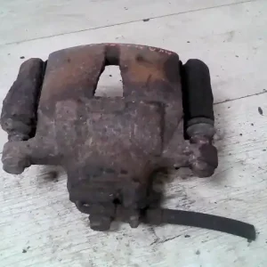 Vásárlói kedvenc TOYOTA YARIS 99.04-05.09 Jobb első féknyereg munkahengerrel bontott alkatrész