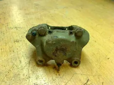 VOLVO 240 Jobb hátsó féknyereg bontott alkatrész Árcsökkenés