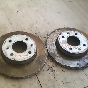 VW GOLF III. Első pár féktárcsa bontott alkatrész Végkiárusítás