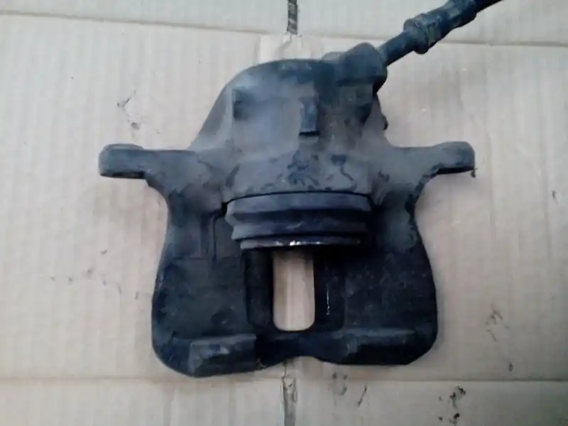 VW GOLF III. Jobb első féknyereg munkahengerrel bontott alkatrész Gyors szállítás