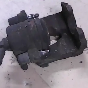 VW GOLF IV. Bal első féknyereg munkahengerrel bontott alkatrész Népszerű