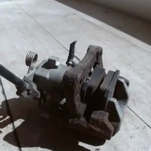 Olcsóbb VW GOLF IV. Bal hátsó féknyereg munkahengerrel 1.4i bontott alkatrész