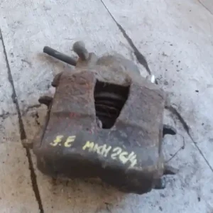 Árengedmény VW GOLF IV. Jobb első féknyereg munkahengerrel 1.4i bontott alkatrész