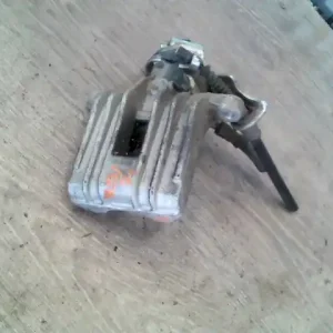 Ne maradj le VW PASSAT 00.11-05.02 B5.5 Bal hátsó féknyereg munkahengerrel bontott alkatrész